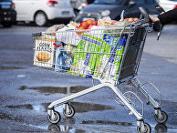Тележка с продуктами в Пуллахе, Германия Тележка с продуктами в Пуллахе, Германия