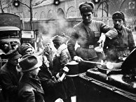 Великая Отечественная война. 1941-1945 гг. Советские солдаты раздают еду жителям Берлина. Германия. 1945 г. Великая Отечественная война. 1941-1945 гг. Советские солдаты раздают еду жителям Берлина. Германия. 1945 г.