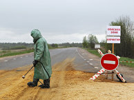 Сотрудник санитарных служб на пропускном пункте у одной из деревень Новгородской области, где установлен карантин по африканской чуме свиней Сотрудник санитарных служб на пропускном пункте у одной из деревень Новгородской области, где установлен карантин по африканской чуме свиней
