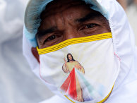 15 апреля 2020. Работник похоронной службы в маске с изображением Иисуса Христа, Гуаякиль, Эквадор