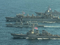 Эсминцы ВМС США "Портер", "Дональд Кук" и "Франклин Рузвельт" и британский фрегат "Кент" во время учений в Баренцевом море