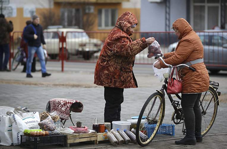 Женщина продает яблоки в городе Марьина Горка, Беларусь