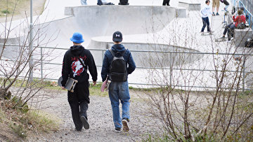 Скейтбордисты в парке во время вспышки коронавируса, Стокгольм, Швеция