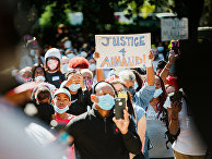 Участники акции протеста против убийства Ахмода Арбери в Брунсвике, штат Джорджия, США.