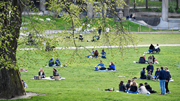 Люди гуляют в парке, Стокгольм, Швеция