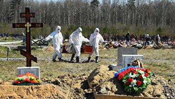 Захоронение жертв коронавируса на окраине Санкт-Петербурга