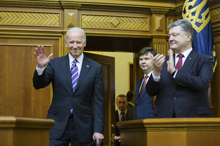 Президент Украины Петр Порошенко аплодирует вице-президенту США Джо Байдену после его выступления в Верховной Раде