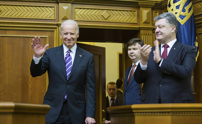 Президент Украины Петр Порошенко аплодирует вице-президенту США Джо Байдену после его выступления в Верховной Раде