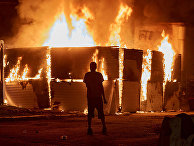 Пожар, устроенный участниками акций протеста в Миннеаполисе