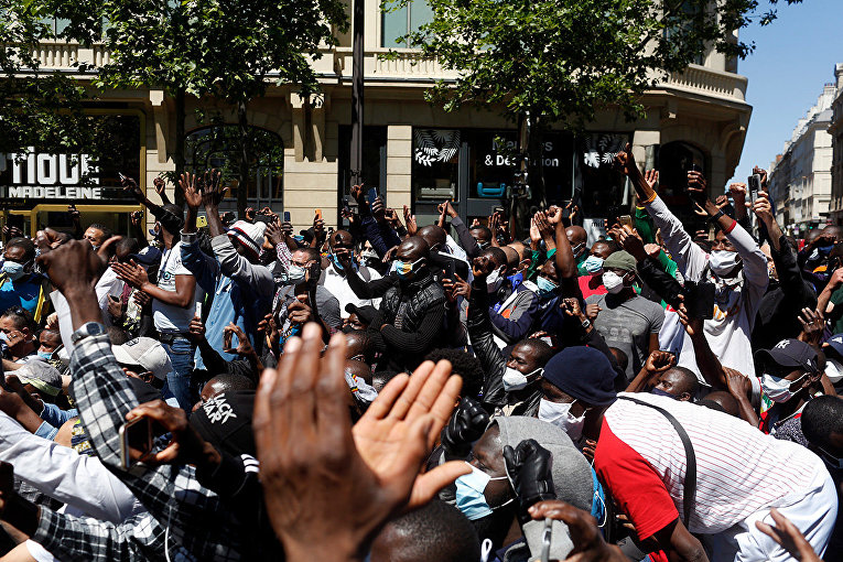 Нелегальные иммигранты во время акции протеста в Париже, Франция Нелегальные иммигранты во время акции протеста в Париже, Франция
