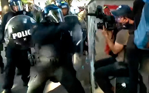 В Вашингтоне полицейские напали на журналистов