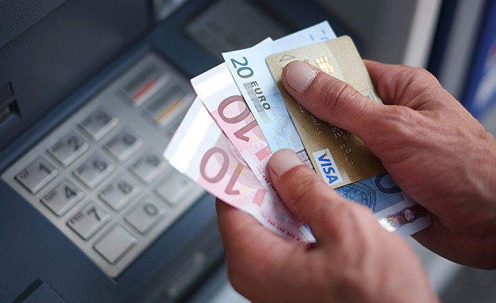 Снятие наличных в одном из банкоматов в Каркфу, Франция