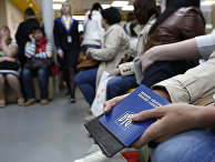 Украинцы ожидают докумены в паспортной службе в Киеве