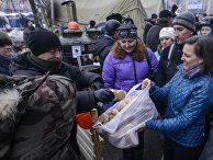 Виктория Нуланд раздает печенье протестующим на Майдане Виктория Нуланд раздает печенье протестующим на Майдане