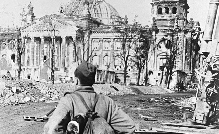 Боец-пехотинец Михаил Макаров перед рейхстагом, 1945 год