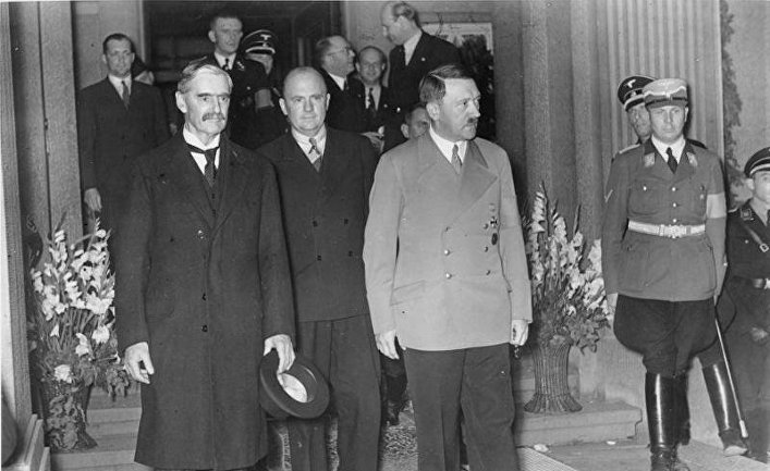 Чемберлен (слева) и Гитлер на встрече в Бад-Годесберге, 23 сентября 1938 года