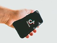 Приложение TikTok на экране смартфона Приложение TikTok на экране смартфона