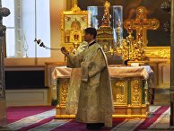 Священнослужитель во время богослужения в Казанском кафедральном соборе в Санкт-Петербурге, открывшемся после карантина Священнослужитель во время богослужения в Казанском кафедральном соборе в Санкт-Петербурге, открывшемся после карантина