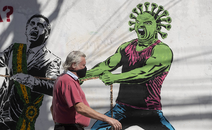 Граффити в Сан-Паулу, Бразилия, изображающее коронавирус, хватающий президента страны Жаира Болсонару
