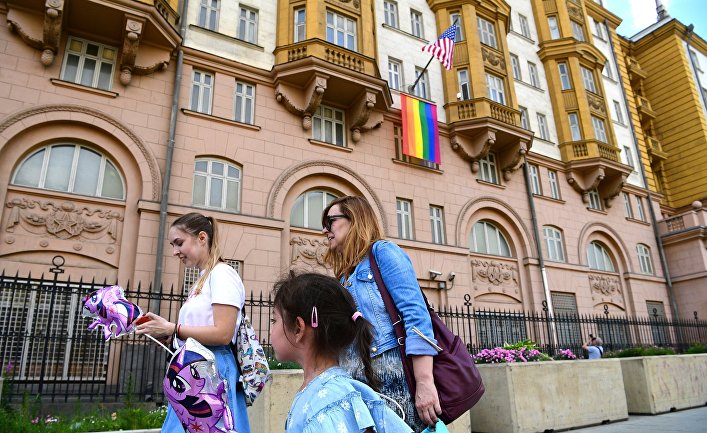 Флаг ЛГБТ-сообщества на здании посольства США в Москве