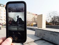 Сотовый телефон с фотографией памятника маршалу СССР Ивану Коневу и пустой постамент, Прага, Чехия Сотовый телефон с фотографией памятника маршалу СССР Ивану Коневу и пустой постамент, Прага, Чехия