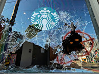 Разбитые витрины в кофейне Starbucks в Сиэтле Разбитые витрины в кофейне Starbucks в Сиэтле