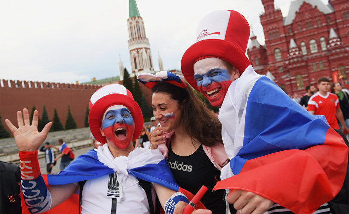 Болельщики на Красной площади в Москве