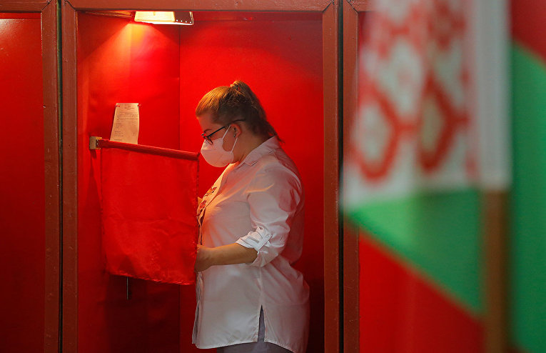 Женщина на избирательном участке во время президентских выборов в Минске