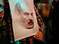 Люди протестуют у посольства Белоруссии в Москве