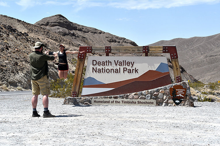 Туристы у входа в национальный парк Долины Смерти