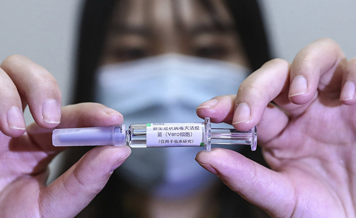 Образец потенциальной вакцины от коронавируса на заводе SinoPharm в Пекине