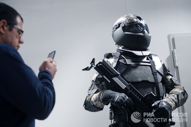 Боевая экипировка «Ратник-3», представленная в Национальном центре промышленного дизайна и инноваций "2050.ЛАБ" в Москве.