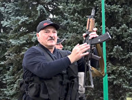 Президент Белоруссии Александр Лукашенко возле Дворца Независимости в Минске Президент Белоруссии Александр Лукашенко возле Дворца Независимости в Минске