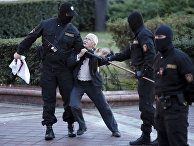 Активистка Нина Багинская во время митинга в Минске Активистка Нина Багинская во время митинга в Минске