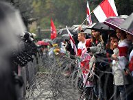 Участники несанкционированной акции оппозиции "Марш единства" и сотрудники милиции на одной из улиц в Минске Участники несанкционированной акции оппозиции "Марш единства" и сотрудники милиции на одной из улиц в Минске