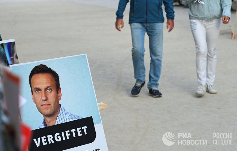 Портрет российского оппозиционере Алексея Навального у здания клиники "Шарите" в Берлине, Германия