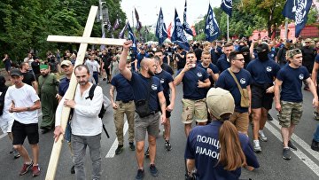 Участники акции протеста против ЛГБТ-парада в Киеве.