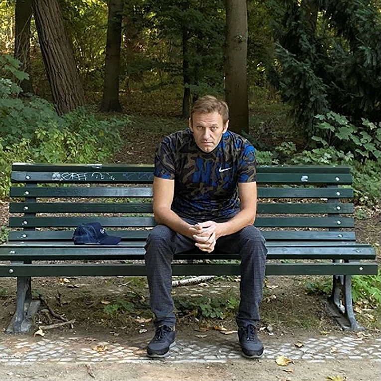 23 сентября 2020. Алексей Навальный сидит на скамейке в Берлине, Германия
