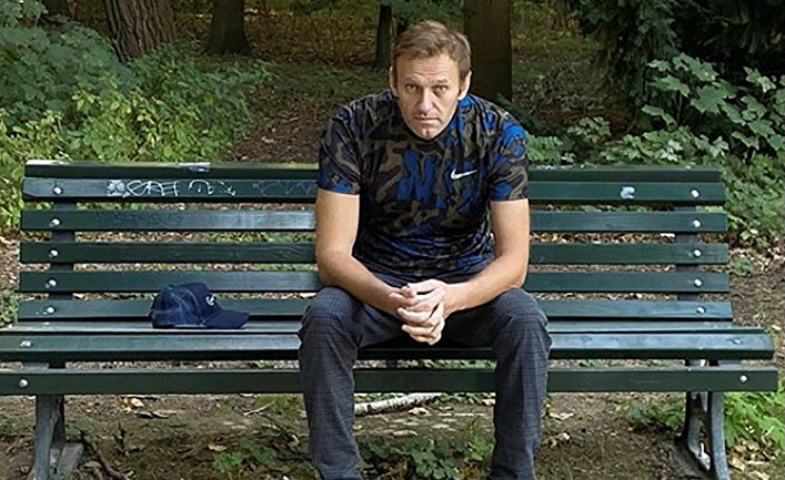 23 сентября 2020. Алексей Навальный сидит на скамейке в Берлине, Германия