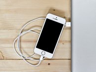 Смартфон на зарядке Смартфон на зарядке