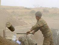 Армянский солдат стреляет из артиллерийского орудия Армянский солдат стреляет из артиллерийского орудия