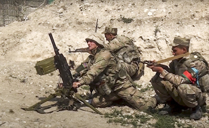 Азербайджанские солдаты ведут огонь в Нагорном Карабахе