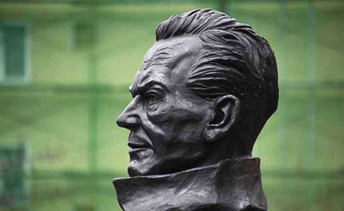 Памятник советскому разведчику Рихарду Зорге во Владивостоке