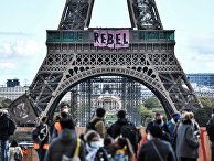 11 октября 2020. Экорадикалы устроили акцию протеста на Эйфелевой башне, Париж, Франция