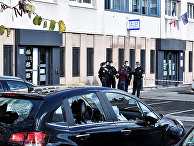 Разбитые стекла автомобиля возле полицейского участка Шампиньи-сюр-Марн