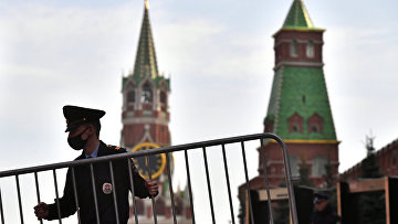 Сотрудник полиции в защитной маске на Красной площади в Москве