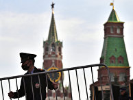 Сотрудник полиции в защитной маске на Красной площади в Москве Сотрудник полиции в защитной маске на Красной площади в Москве