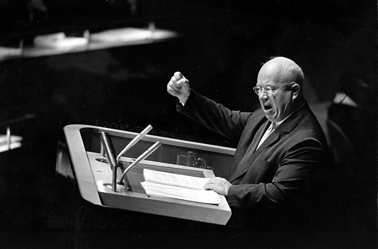 Лидер СССР Никита Хрущев выступает в ООН