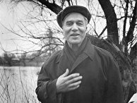 23 октября 1958. Лауреат Нобелевской премии по литературе Борис Пастернак у дома в Подмосковье