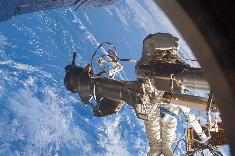 Космонавты во время ремонта МКС